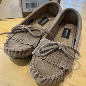 Brand New Manitobah Mukluks Moccasins Size 8 Oak Suede